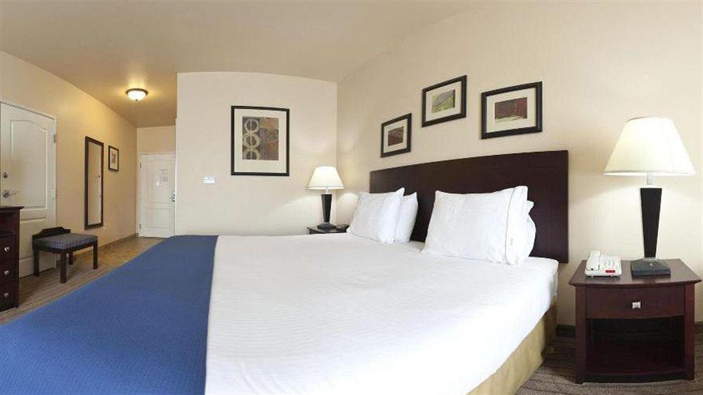 Holiday Inn Express Hotel & Suites Marshall By Ihg Exterior foto