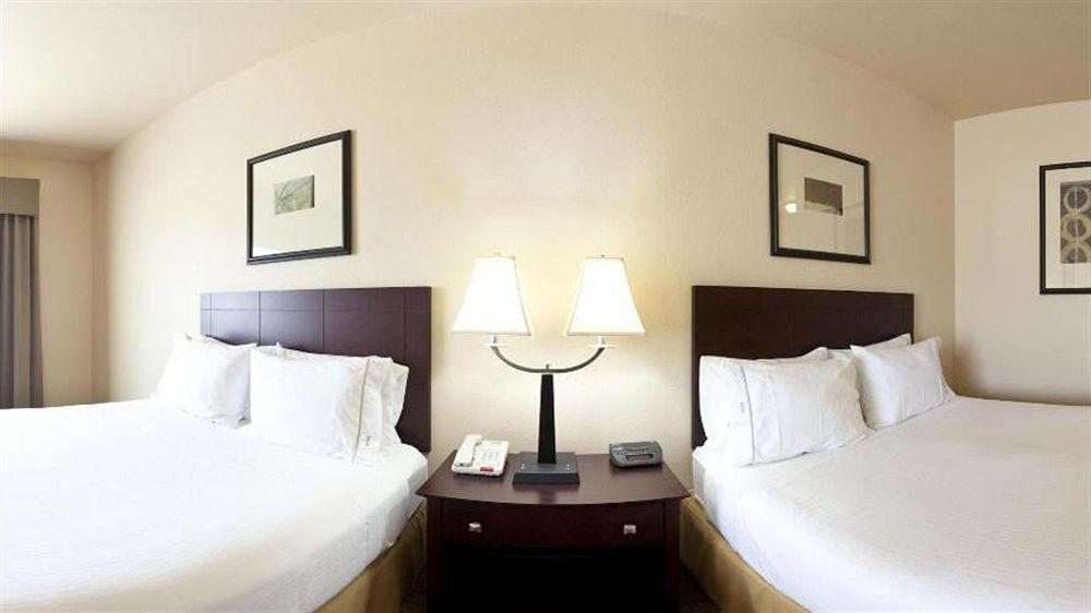 Holiday Inn Express Hotel & Suites Marshall By Ihg Exterior foto